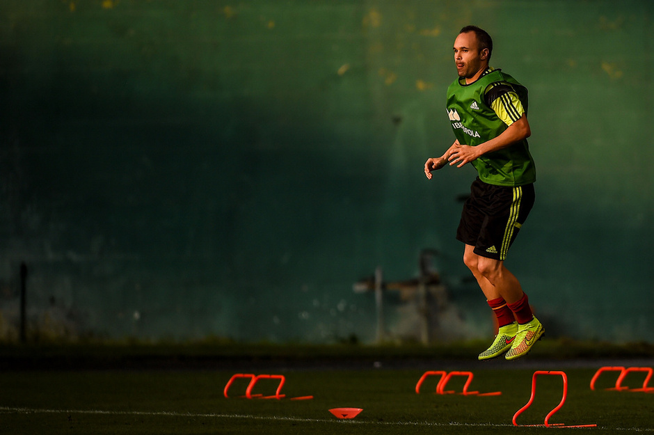 西班牙訓(xùn)練拉莫斯玩倒鉤 眾將苦練彈跳力