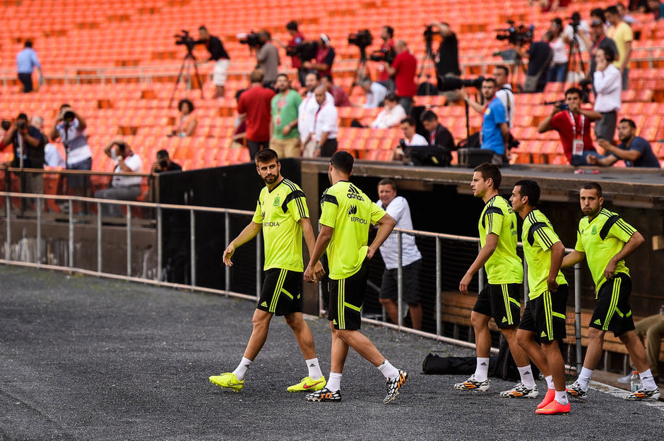 西班牙訓(xùn)練拉莫斯玩倒鉤 眾將苦練彈跳力