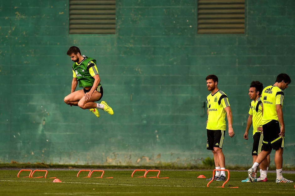 西班牙訓(xùn)練拉莫斯玩倒鉤 眾將苦練彈跳力