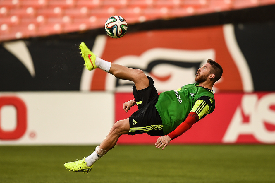 西班牙訓練拉莫斯玩倒鉤 眾將苦練彈跳力