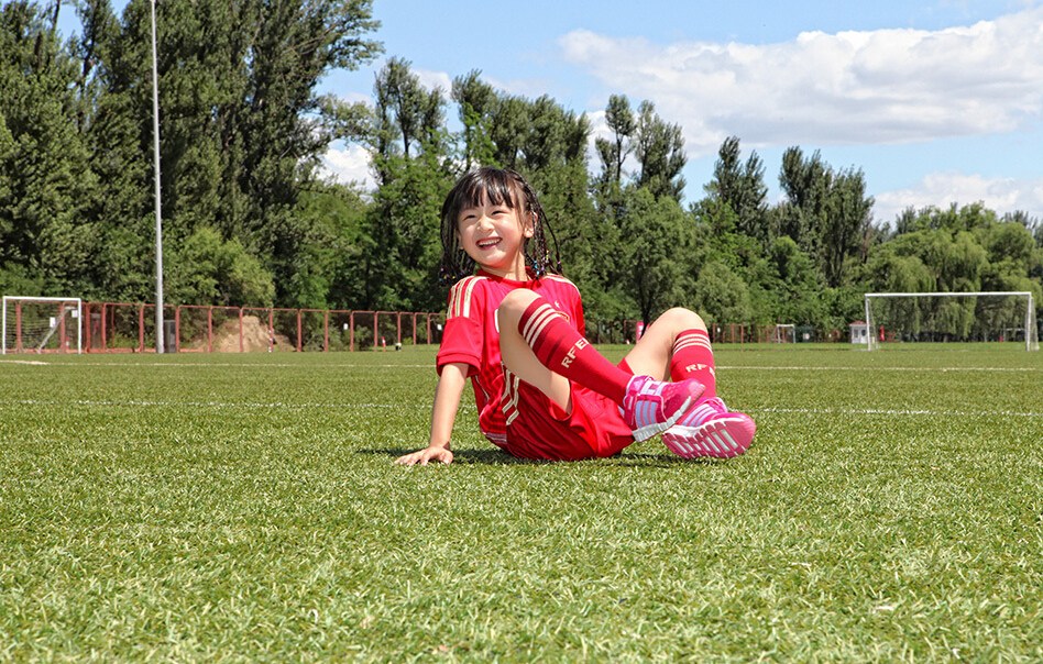 田亮父女披西班牙戰袍秀腳法 森碟頑皮耍賴