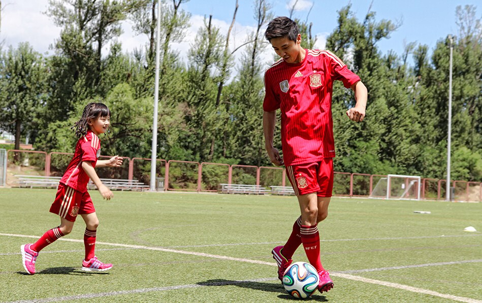 田亮父女披西班牙戰袍秀腳法 森碟頑皮耍賴
