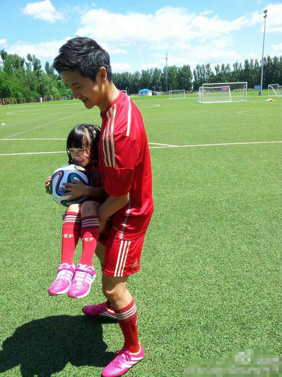 田亮父女披西班牙戰(zhàn)袍秀腳法 森碟頑皮耍賴