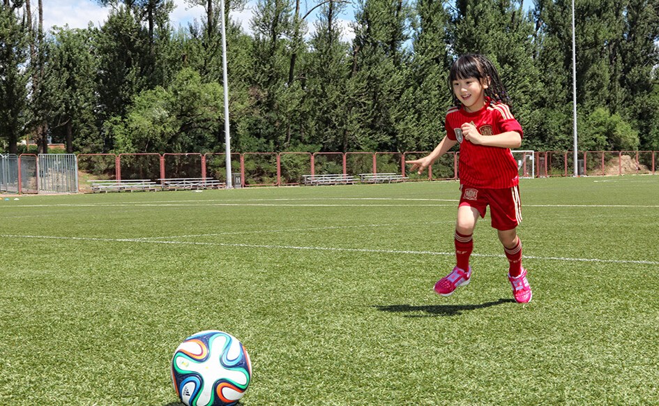 田亮父女披西班牙戰(zhàn)袍秀腳法 森碟頑皮耍賴