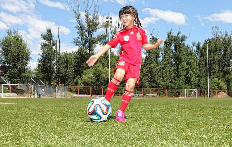 田亮父女披西班牙戰袍秀腳法 森碟頑皮耍賴