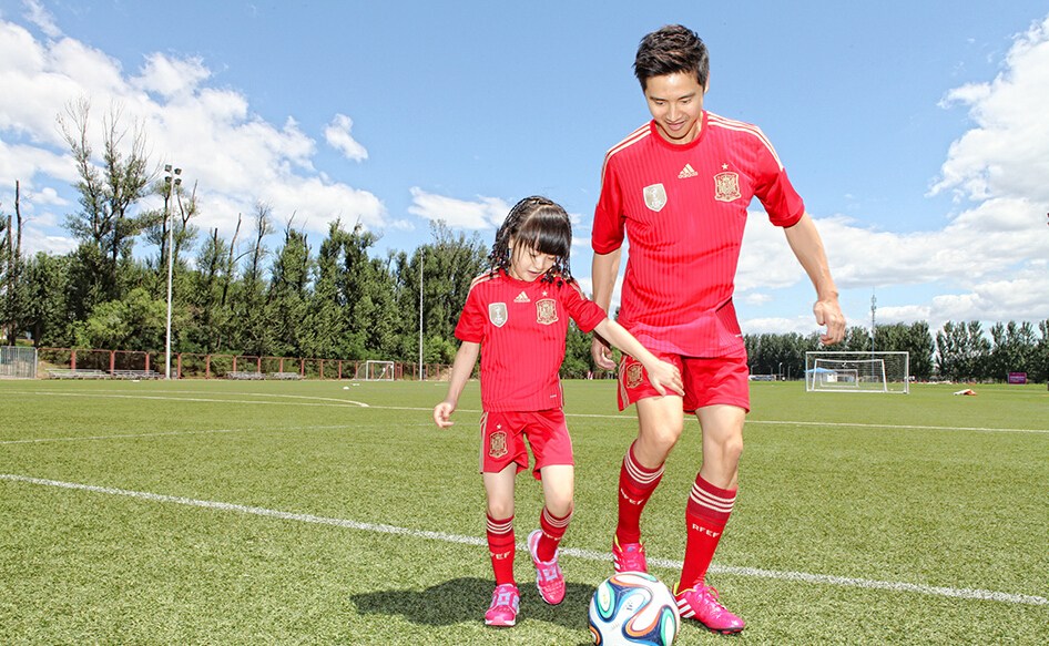 田亮父女披西班牙戰袍秀腳法 森碟頑皮耍賴