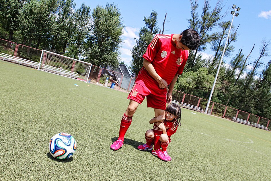 田亮父女披西班牙戰袍秀腳法 森碟頑皮耍賴