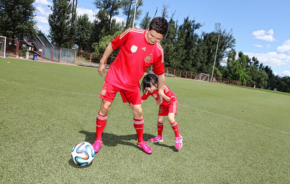 田亮父女披西班牙戰(zhàn)袍秀腳法 森碟頑皮耍賴