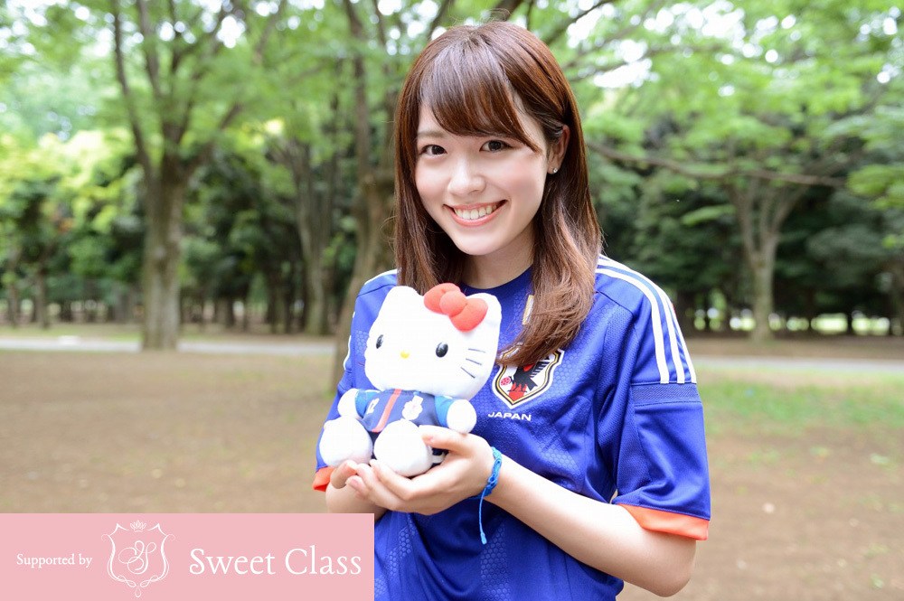 日甜美校花變身足球寶貝 追捧藍武士