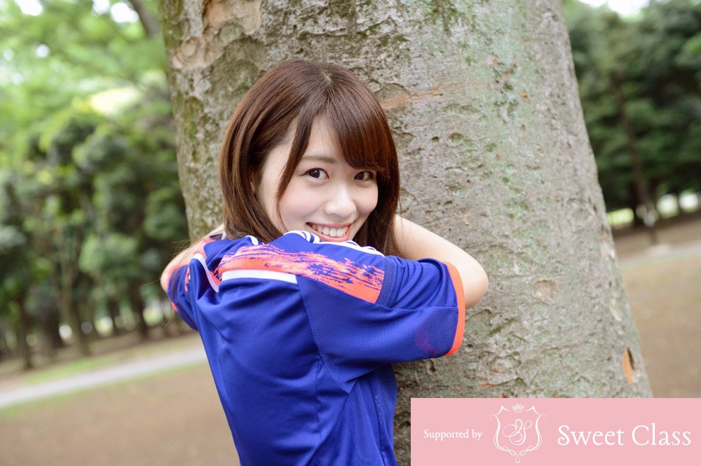 日甜美校花變身足球寶貝 追捧藍武士