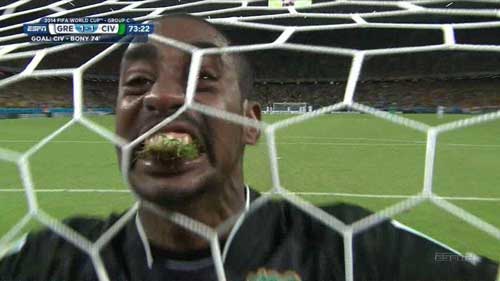 雅虎體育:不甘寂寞!瘋狂門(mén)將吃草慶祝進(jìn)球