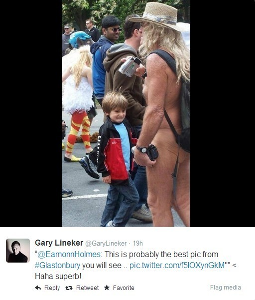 奇葩裸體球迷嚇壞小孩