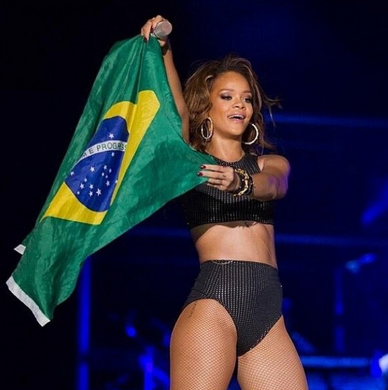 蕾哈娜為世界杯狂野 性感寫真力挺巴西隊