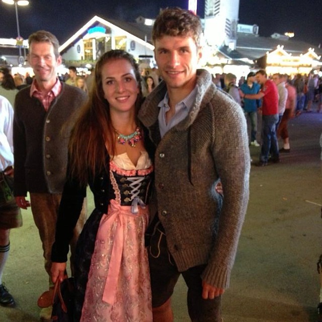 穆勒俏妻曬幸福照為老公戰(zhàn)決賽打氣