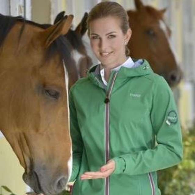 穆勒俏妻曬幸福照為老公戰(zhàn)決賽打氣