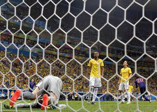 國外網友辣評:巴西糟糕透頂,羅本演技末流