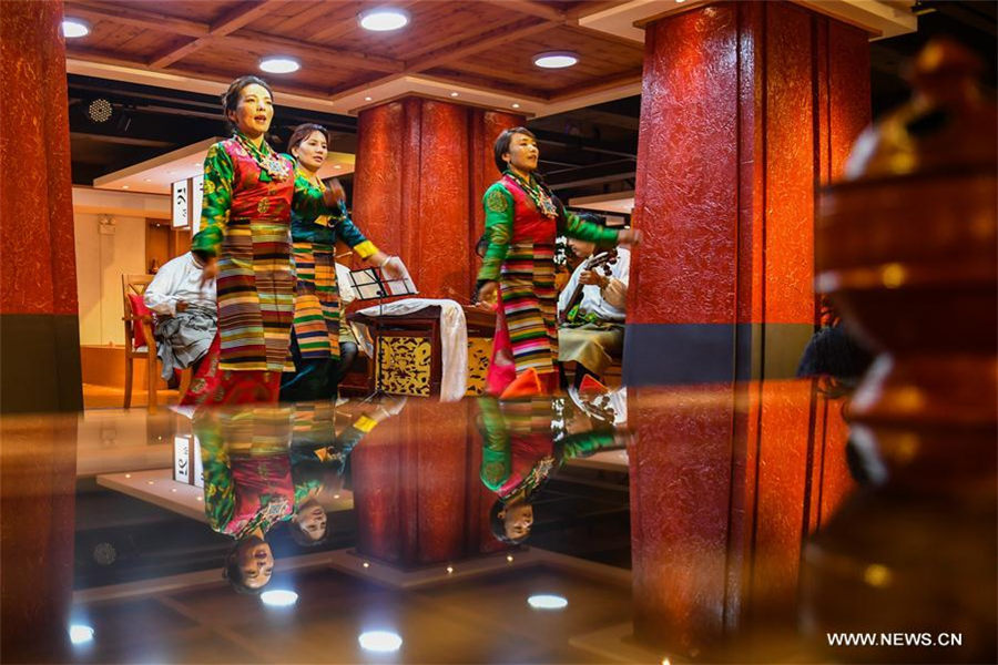 Restaurants with ethnic elements become popular in Lhasa