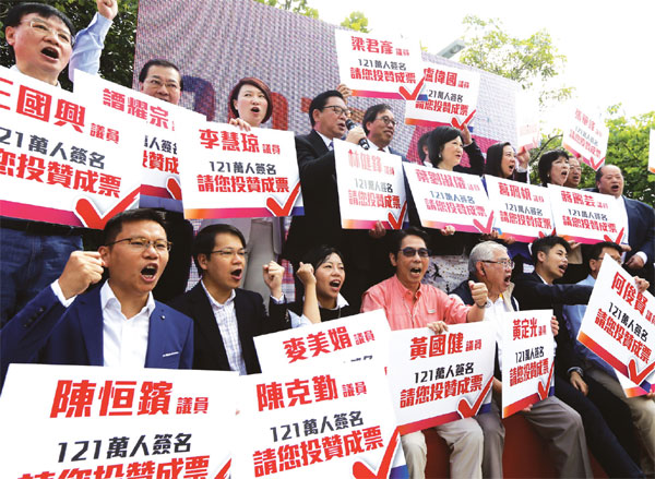 Hundreds assemble outside legislature to support reform