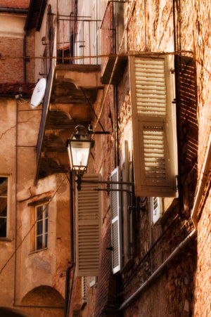 古老的磚墻和天線