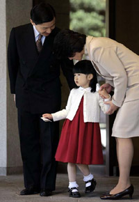 日本愛子公主長大了！家門口公開亮相