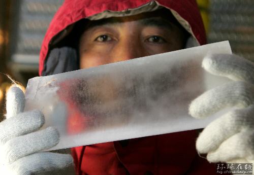 日科學(xué)家在南極取得100萬(wàn)年古冰