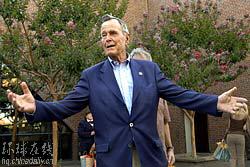 父子執(zhí)政大比拼 布什兩代總統(tǒng)陷同樣深淵