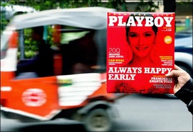 被打出首都不氣餒《花花公子》印尼版登比基尼女郎