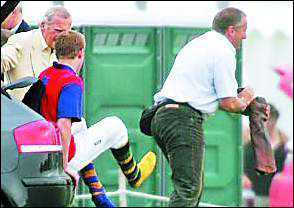 哈里王子參加馬球比賽 腳踩諂媚侍從脫鞋(組圖)