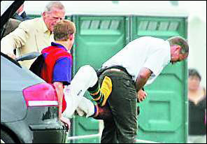 哈里王子參加馬球比賽 腳踩諂媚侍從脫鞋(組圖)