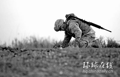 駐伊美軍打“民心戰”改變形象 敲門入室民眾驚訝