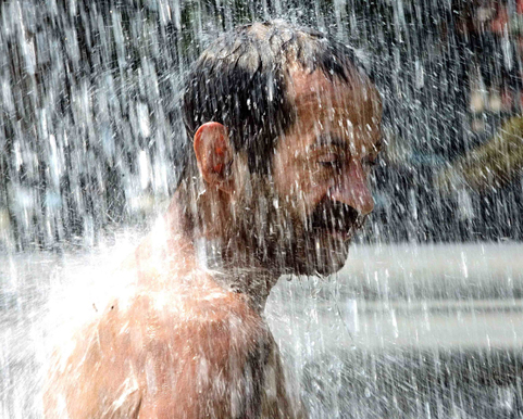 東西世界“水深火熱” 如何應(yīng)對(duì)自然界殺手?