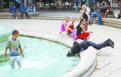 斗酷暑八仙過海:進冰柜還是去北極