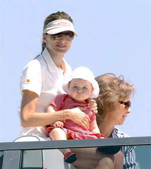 西班牙小公主與祖母和母親亮相帆船賽 (組圖)