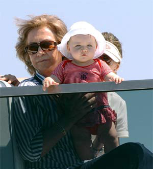 西班牙小公主與祖母和母親亮相帆船賽 (組圖)