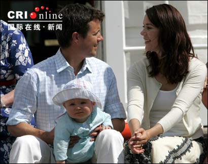 丹麥王室成員拍全家福 最小成員成為主角(組圖)