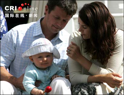 丹麥王室成員拍全家福 最小成員成為主角(組圖)