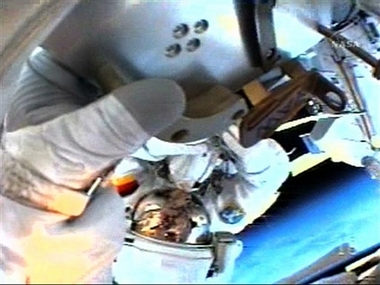 美德宇航員太空行走近6小時建國際空間站