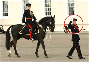 英皇家軍校最恐怖教官被解職 哈里王子曾遭其臭罵