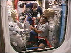 “亞特蘭蒂斯”宇航員開始太空施工