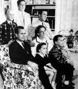 布什妹妹出書講述家族內(nèi)幕 老布什稱兒子總統(tǒng)先生