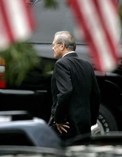 人物特寫一:倒在自己劍下的拉姆斯菲爾德