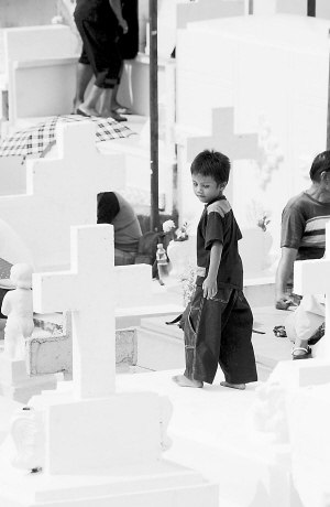 菲律賓5萬窮人住在墓地 寧與死人為伍(圖)