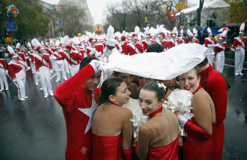美國感恩節(jié)花車大游行 紐約人看氣球風雨無阻
