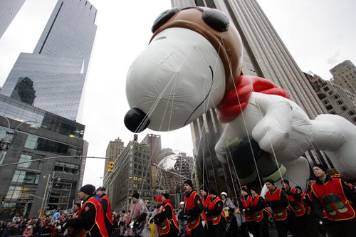 美國感恩節(jié)花車大游行 紐約人看氣球風雨無阻
