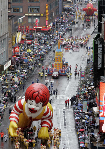 美國感恩節(jié)花車大游行 紐約人看氣球風雨無阻