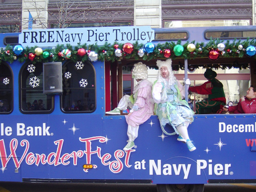 美國感恩節花車大游行 紐約人看氣球風雨無阻