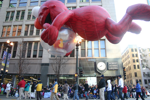 美國感恩節花車大游行 紐約人看氣球風雨無阻