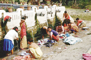 尼泊爾人街邊洗澡 水龍頭是歷史文物(圖)