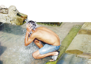 尼泊爾人街邊洗澡 水龍頭是歷史文物(圖)