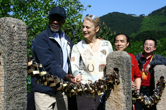 “世界總統”十年路 正畫側描記安南